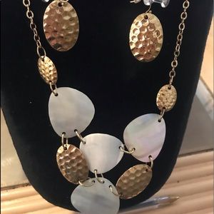 Avon Hammered Disk Necklace & Earring Set Gold